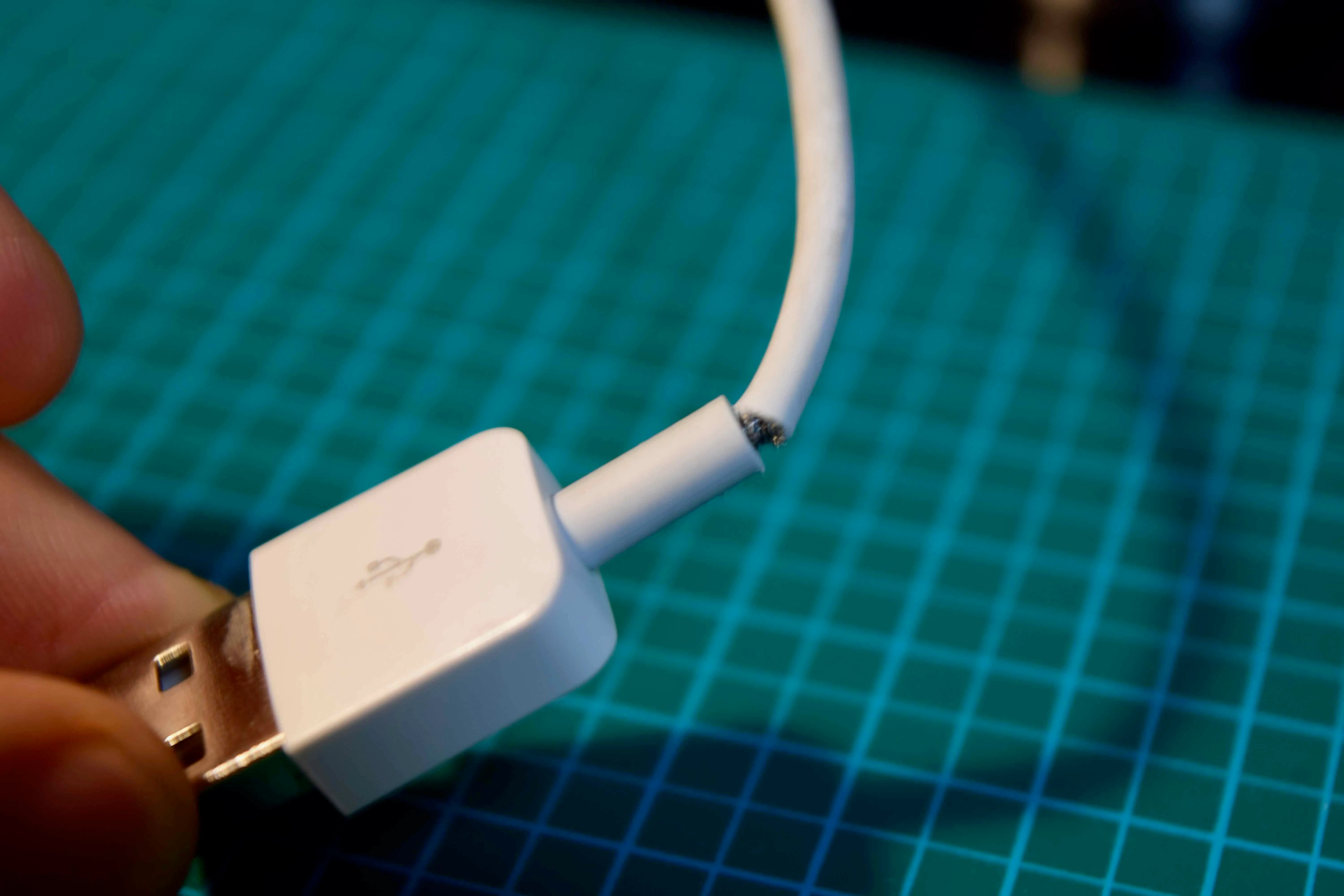 断線したケーブル