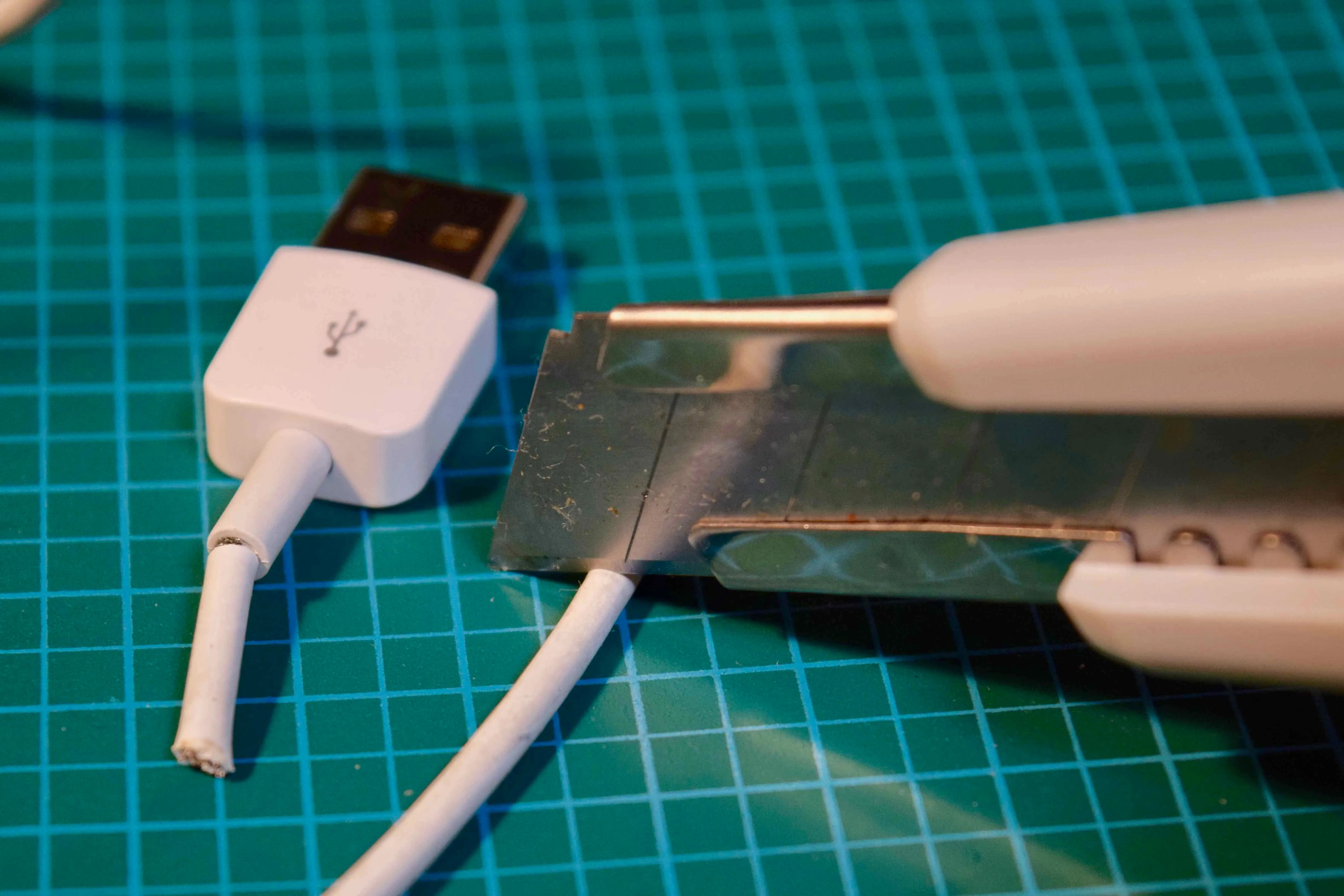 切断したケーブル